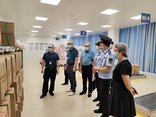 清城區(qū)市場監(jiān)管局開展2022年秋季校園及周邊食品安全專項(xiàng)檢查行動3.jpg